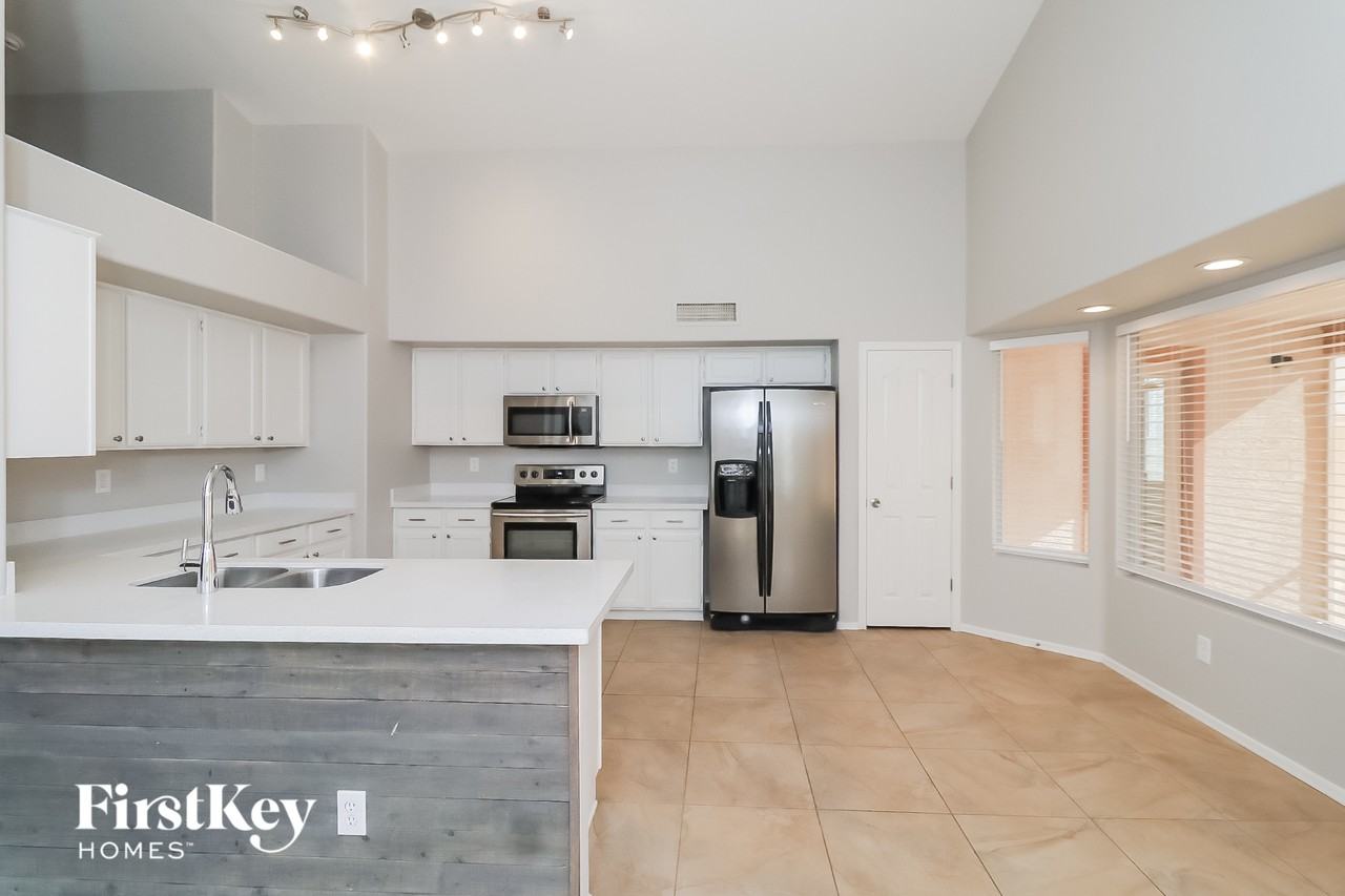 12557 W Holly St - Photo 6 of 15