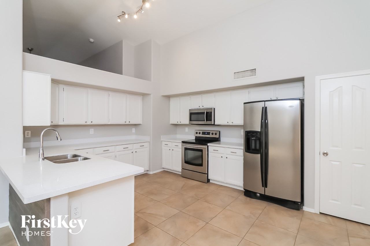 12557 W Holly St - Photo 7 of 15