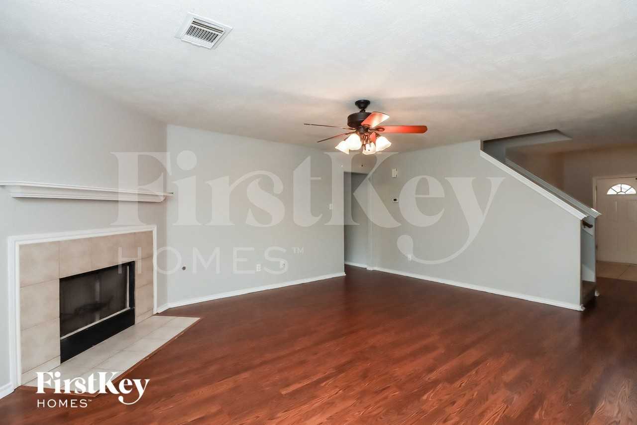 5703 Afton Ridge Ln - Photo 4 of 15