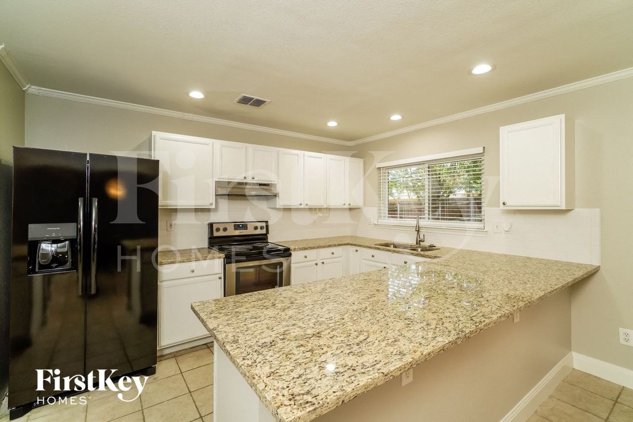 5240 Blue Cir - Photo 6 of 15