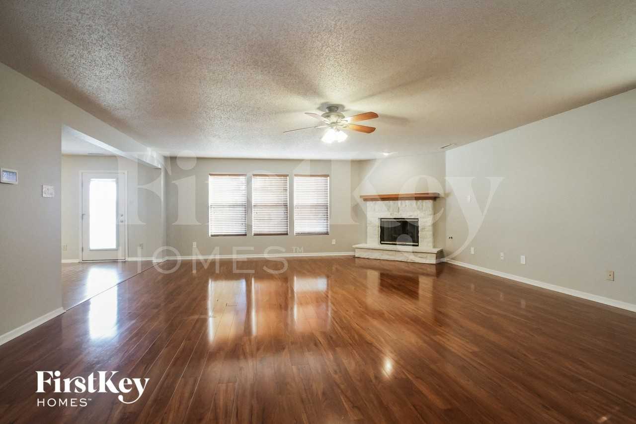 945 Brookhaven Dr - Photo 2 of 15