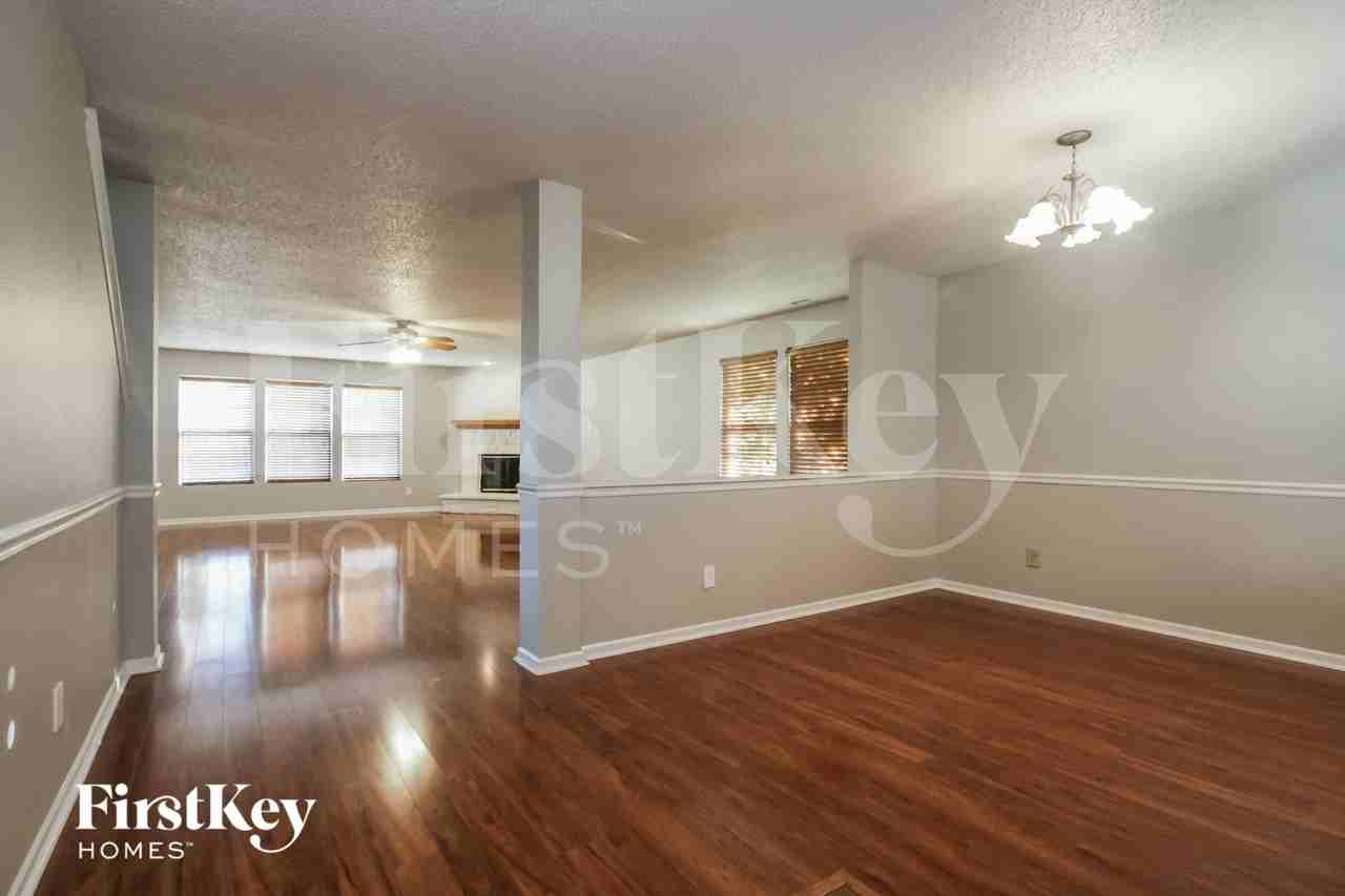 945 Brookhaven Dr - Photo 4 of 15