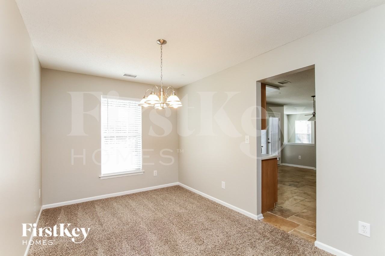 2816 Bridgeville Ln - Photo 4 of 15