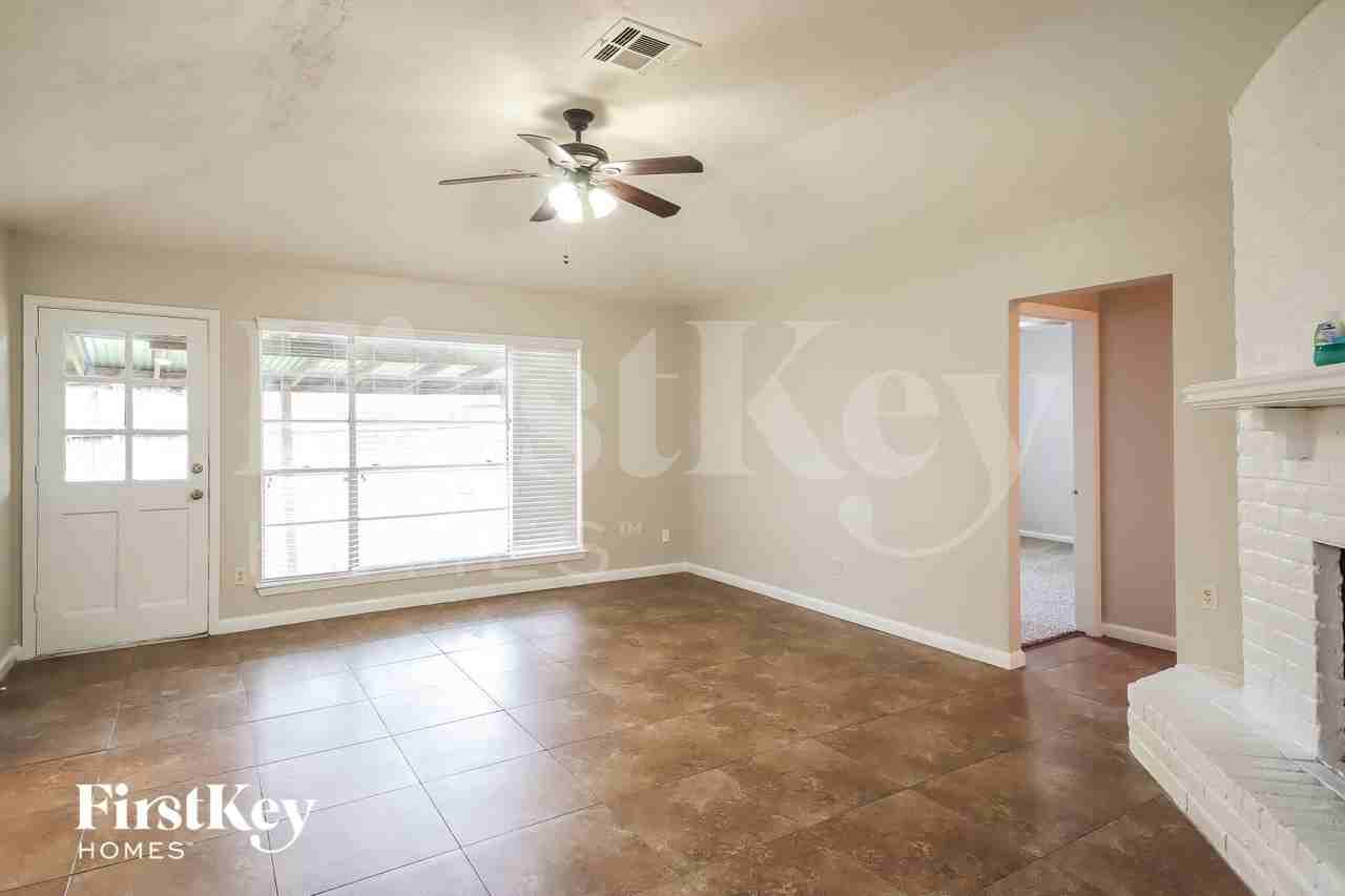 10411 Cedartowne Ln - Photo 2 of 15