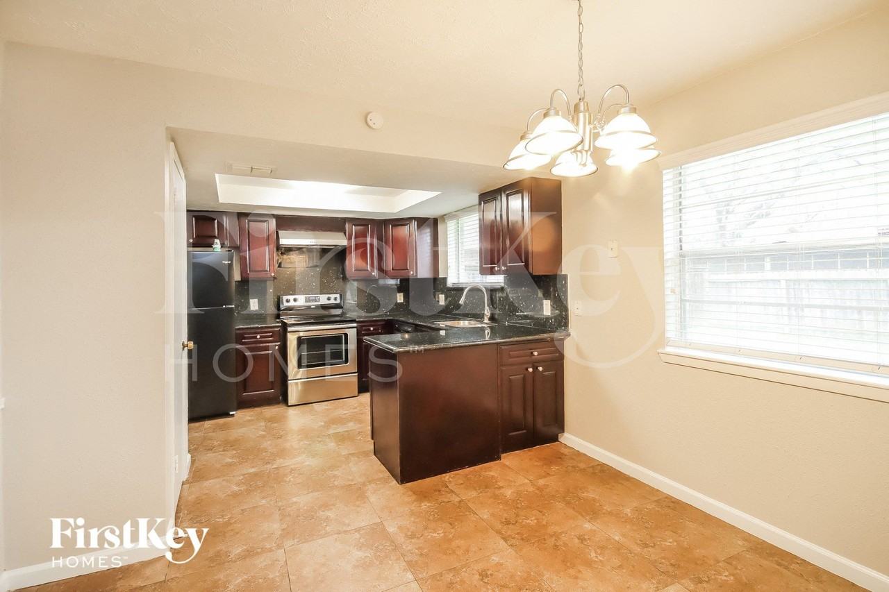 10411 Cedartowne Ln - Photo 6 of 15