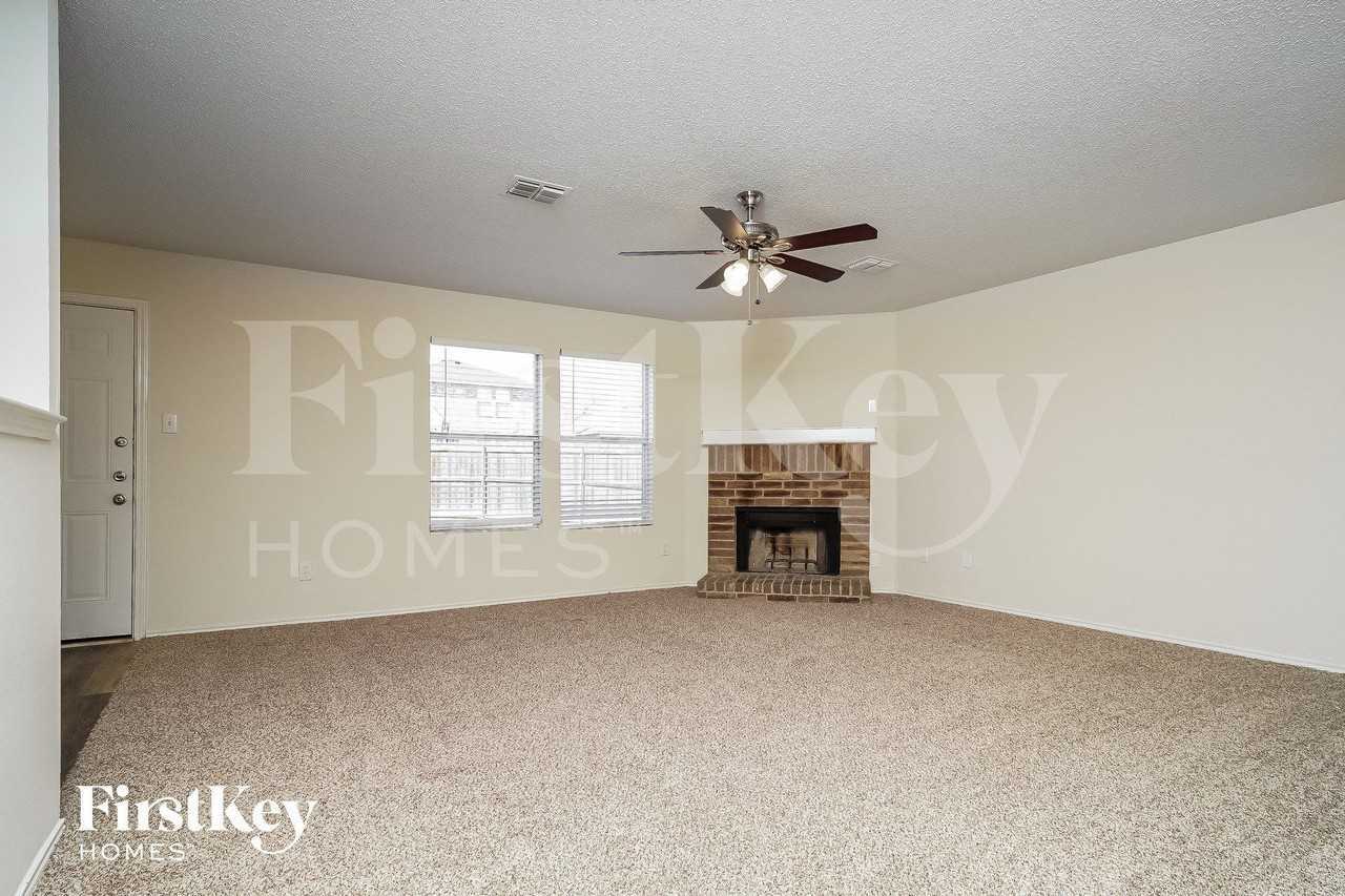 1464 Greenbrook Dr - Photo 2 of 15