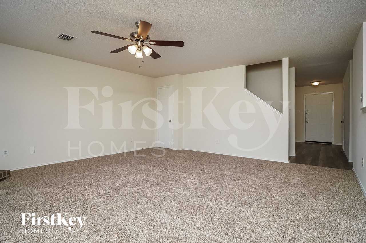 1464 Greenbrook Dr - Photo 3 of 15