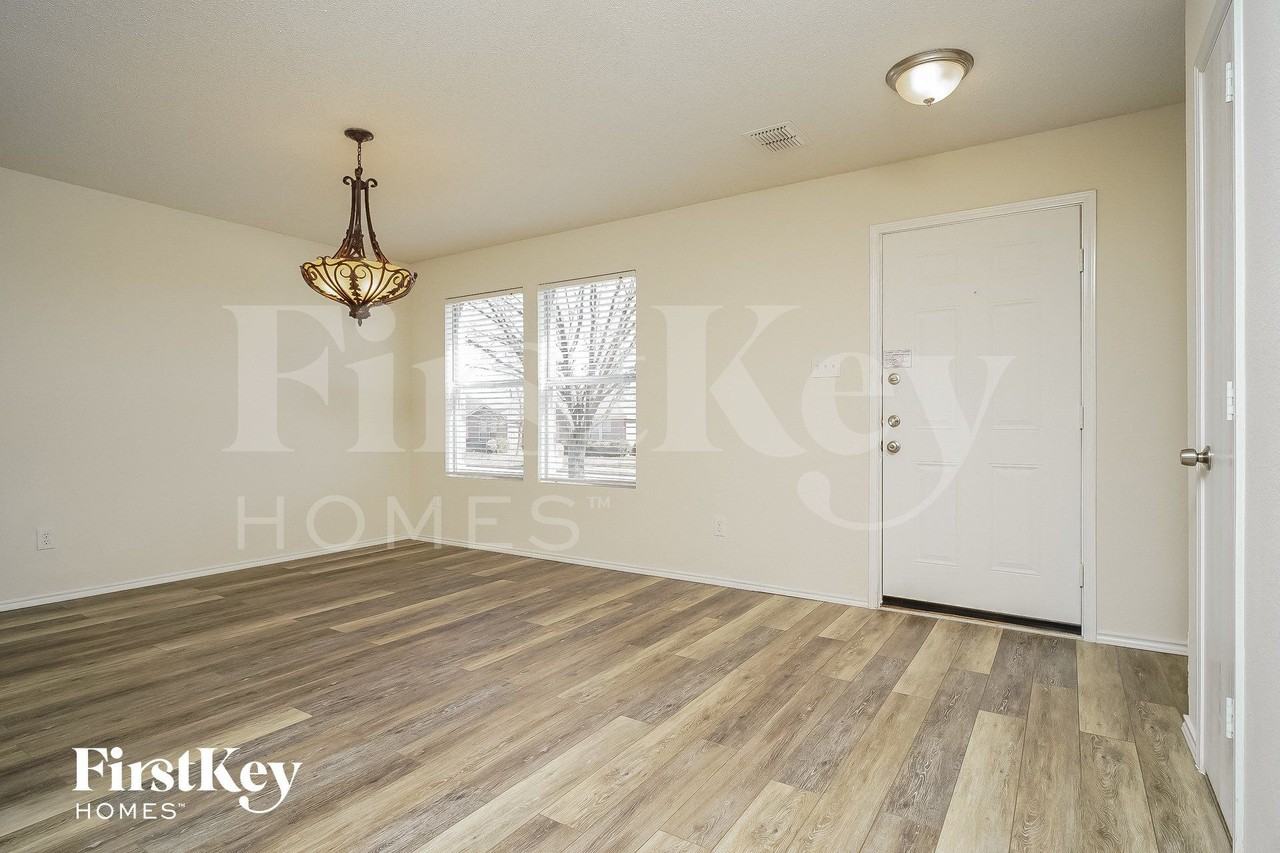 1464 Greenbrook Dr - Photo 4 of 15