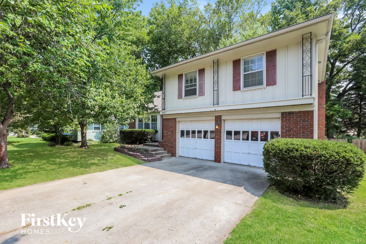 9827 Mission Rd - Photo 2 of 15