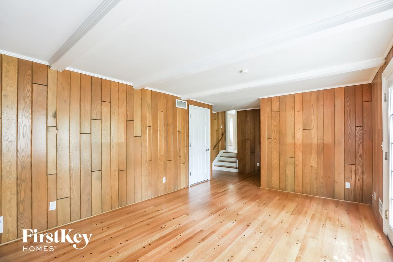 9827 Mission Rd - Photo 3 of 15