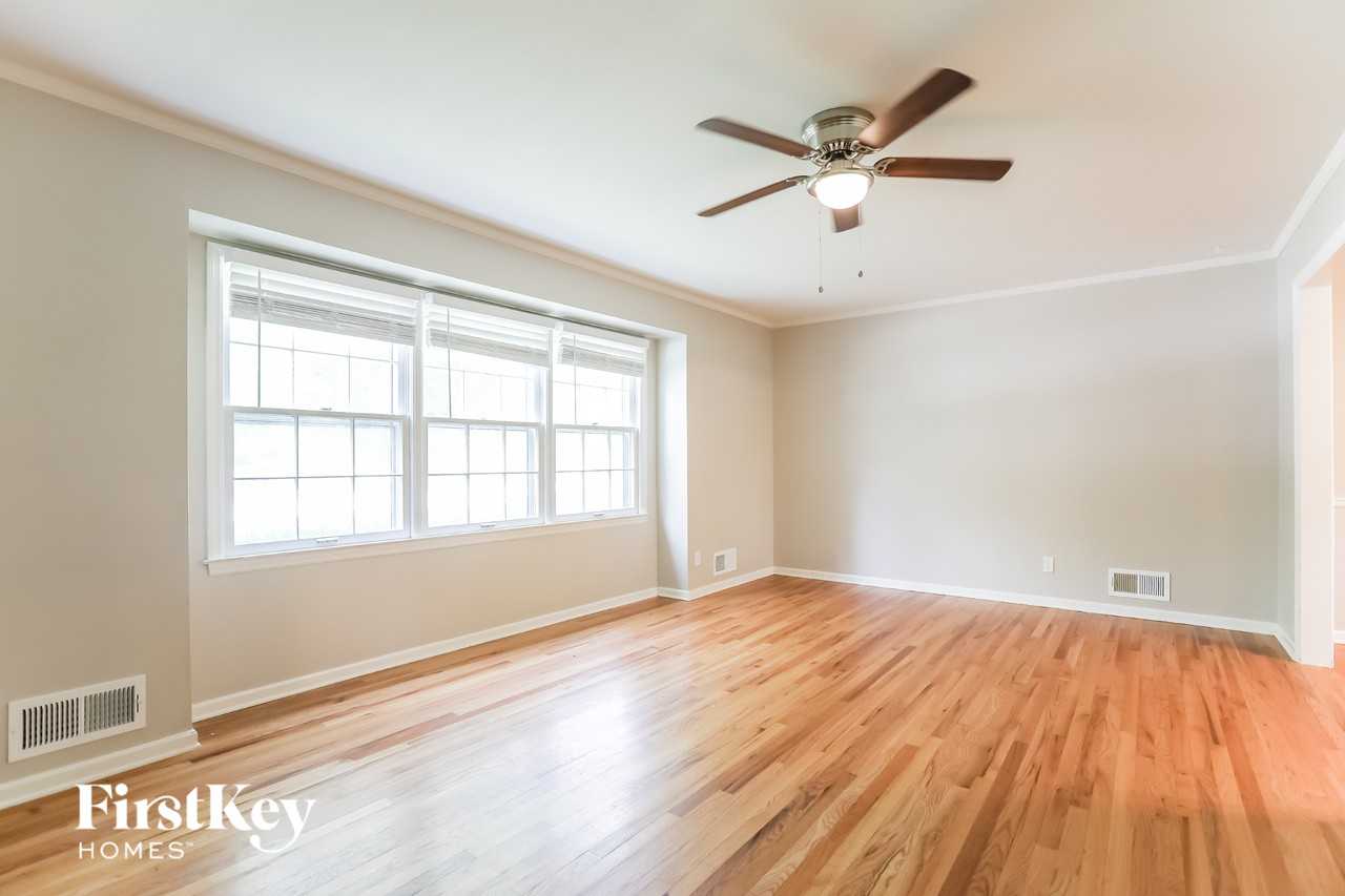 9827 Mission Rd - Photo 4 of 15