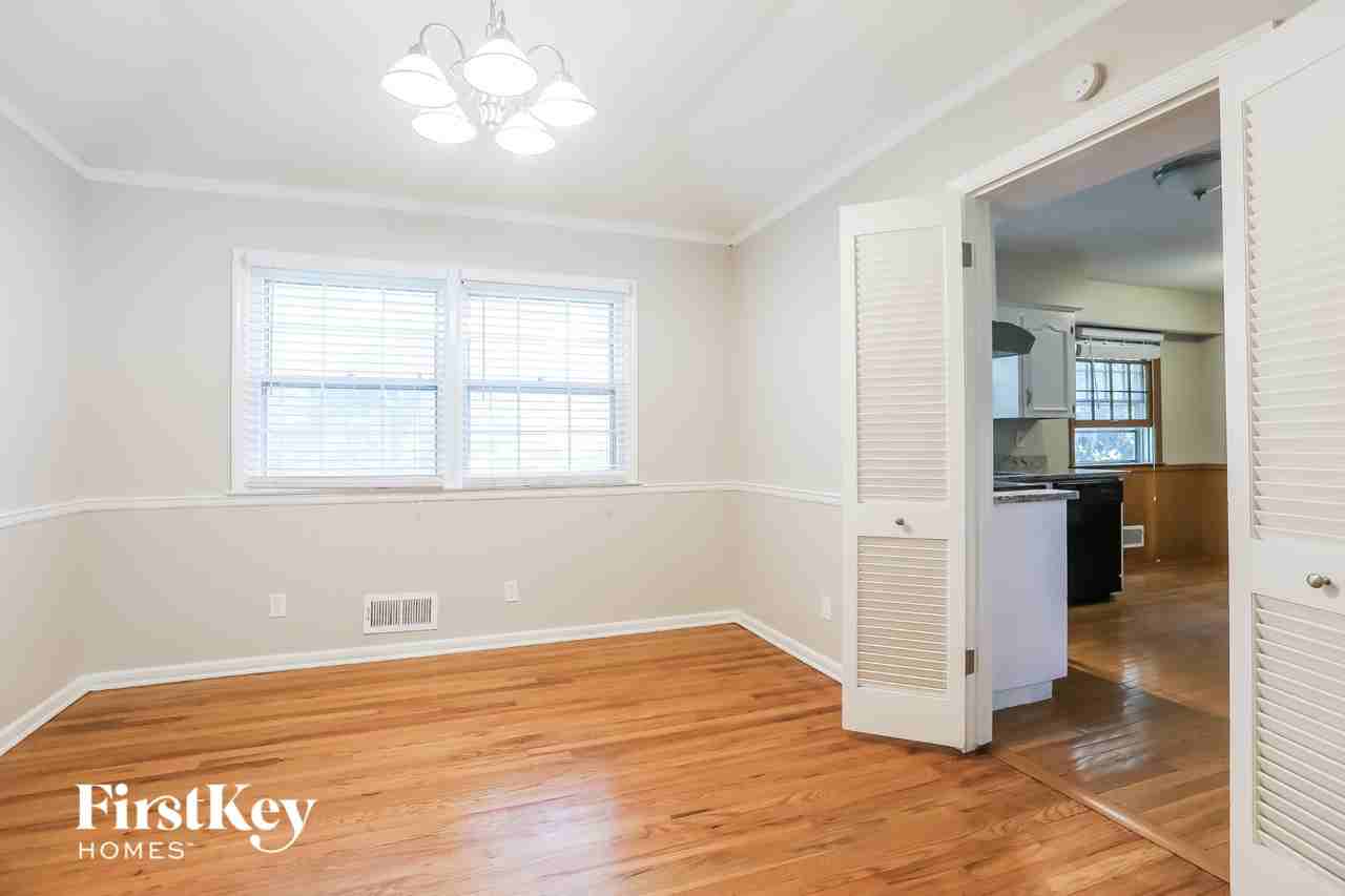 9827 Mission Rd - Photo 5 of 15