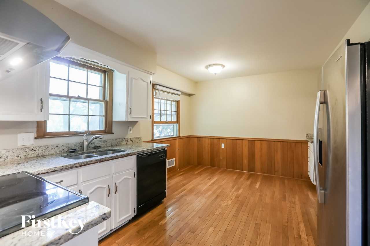 9827 Mission Rd - Photo 6 of 15