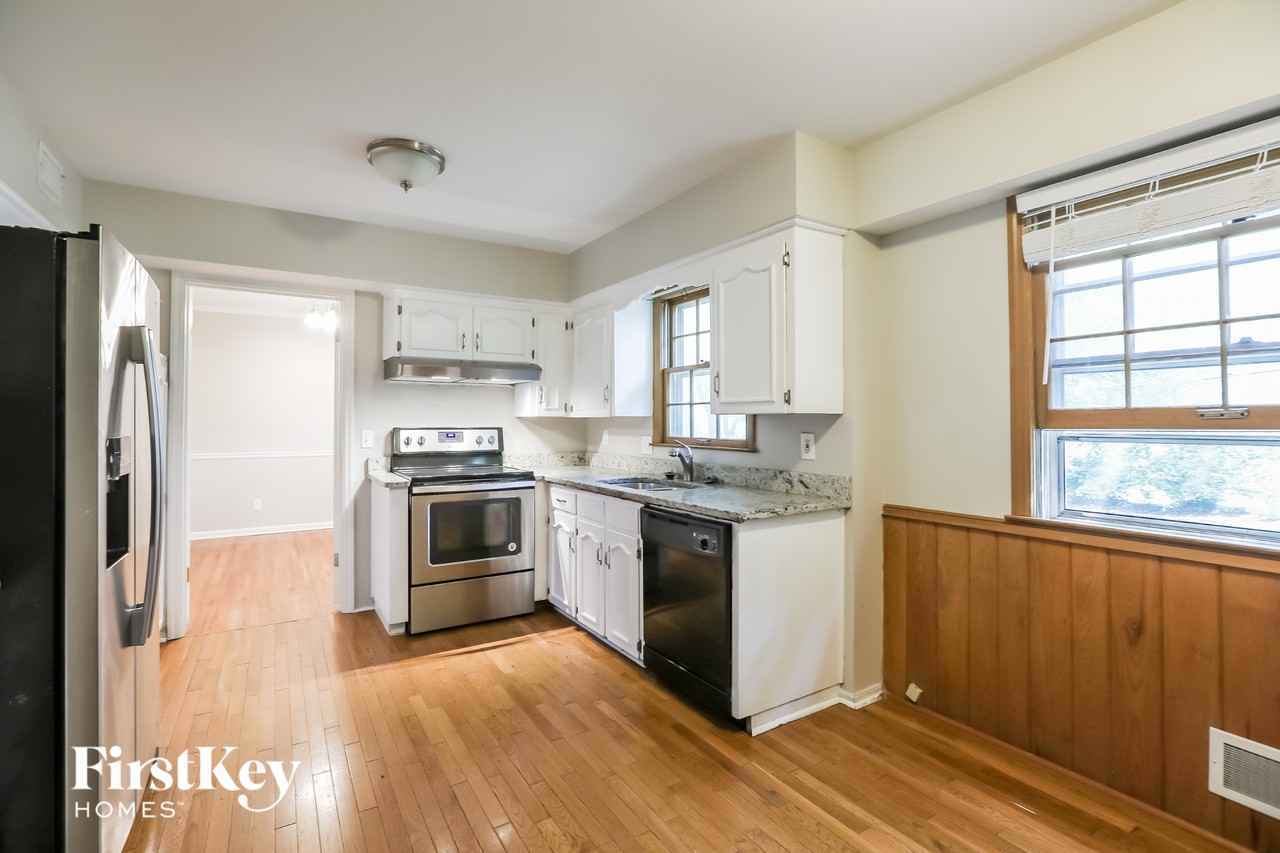 9827 Mission Rd - Photo 7 of 15