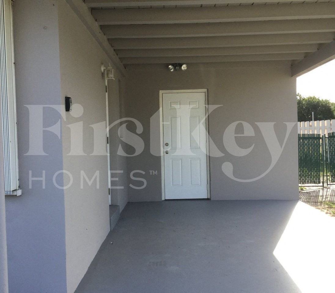 900 W Bloxham St - Photo 2 of 18