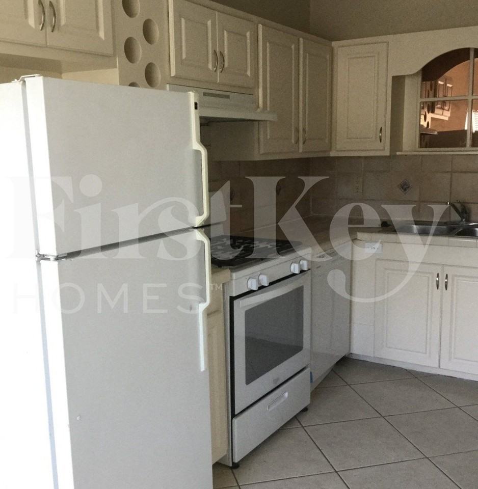 900 W Bloxham St - Photo 6 of 18