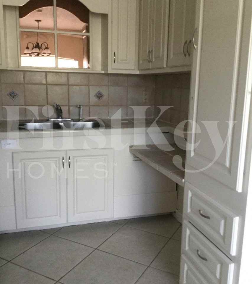 900 W Bloxham St - Photo 7 of 18