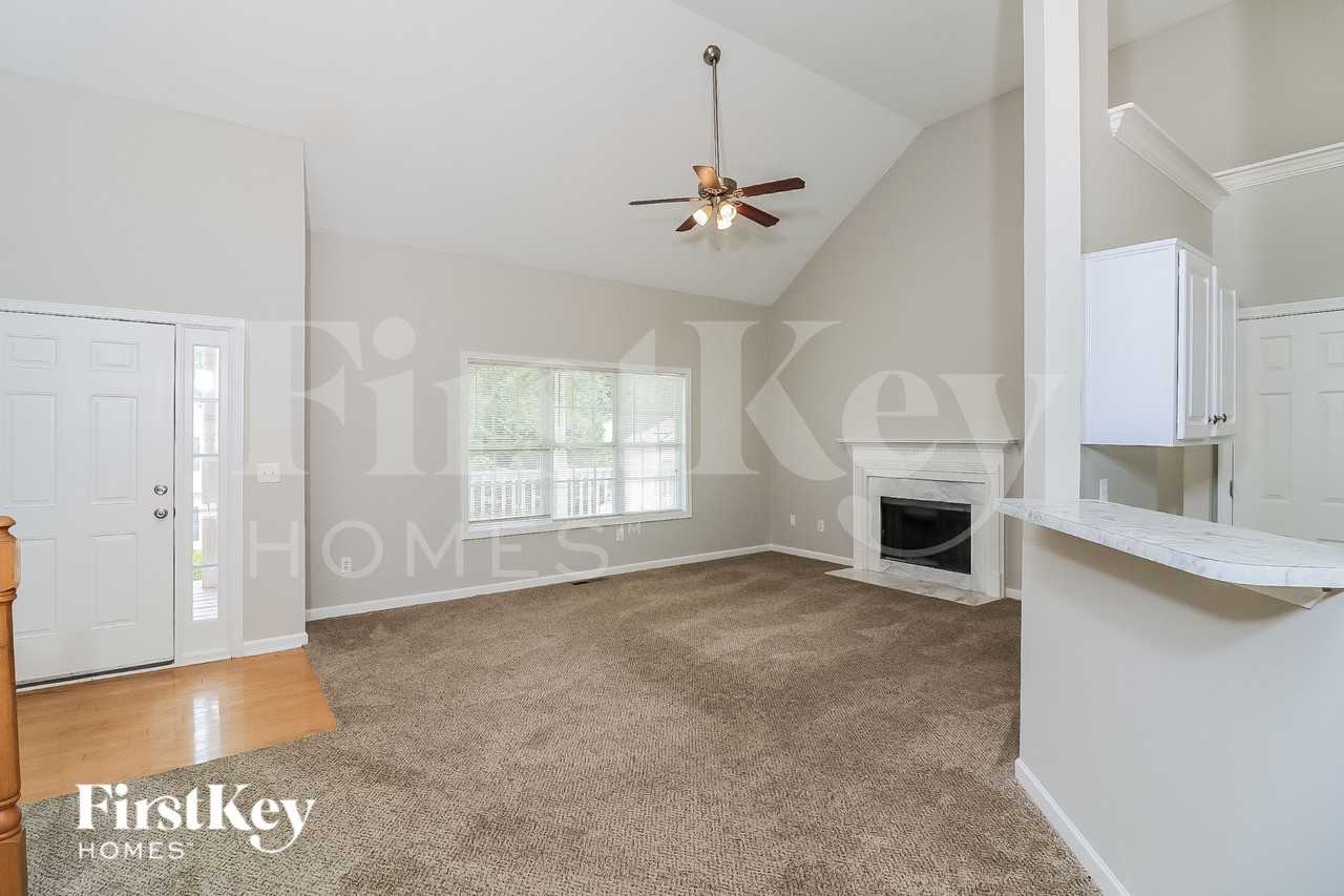 5734 Newnan Cir - Photo 4 of 16