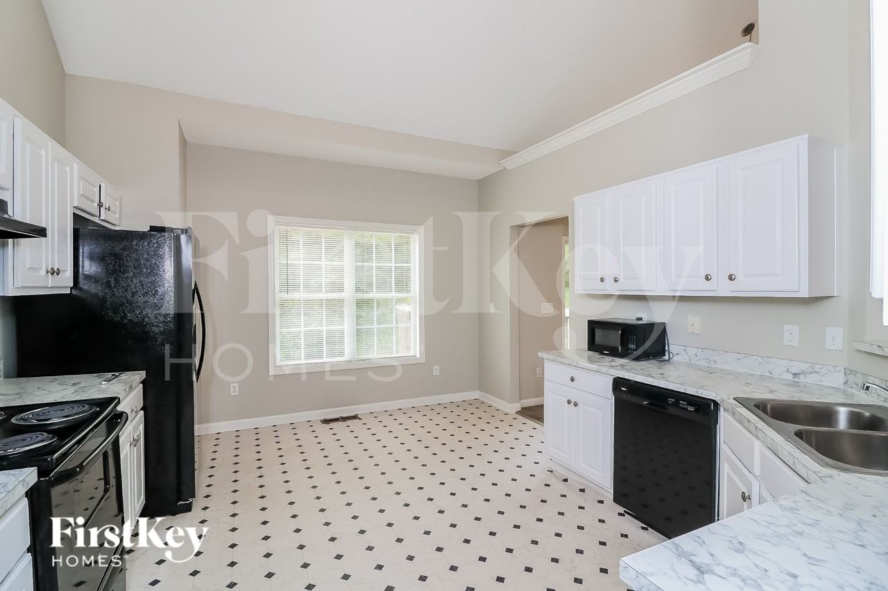 5734 Newnan Cir - Photo 6 of 16