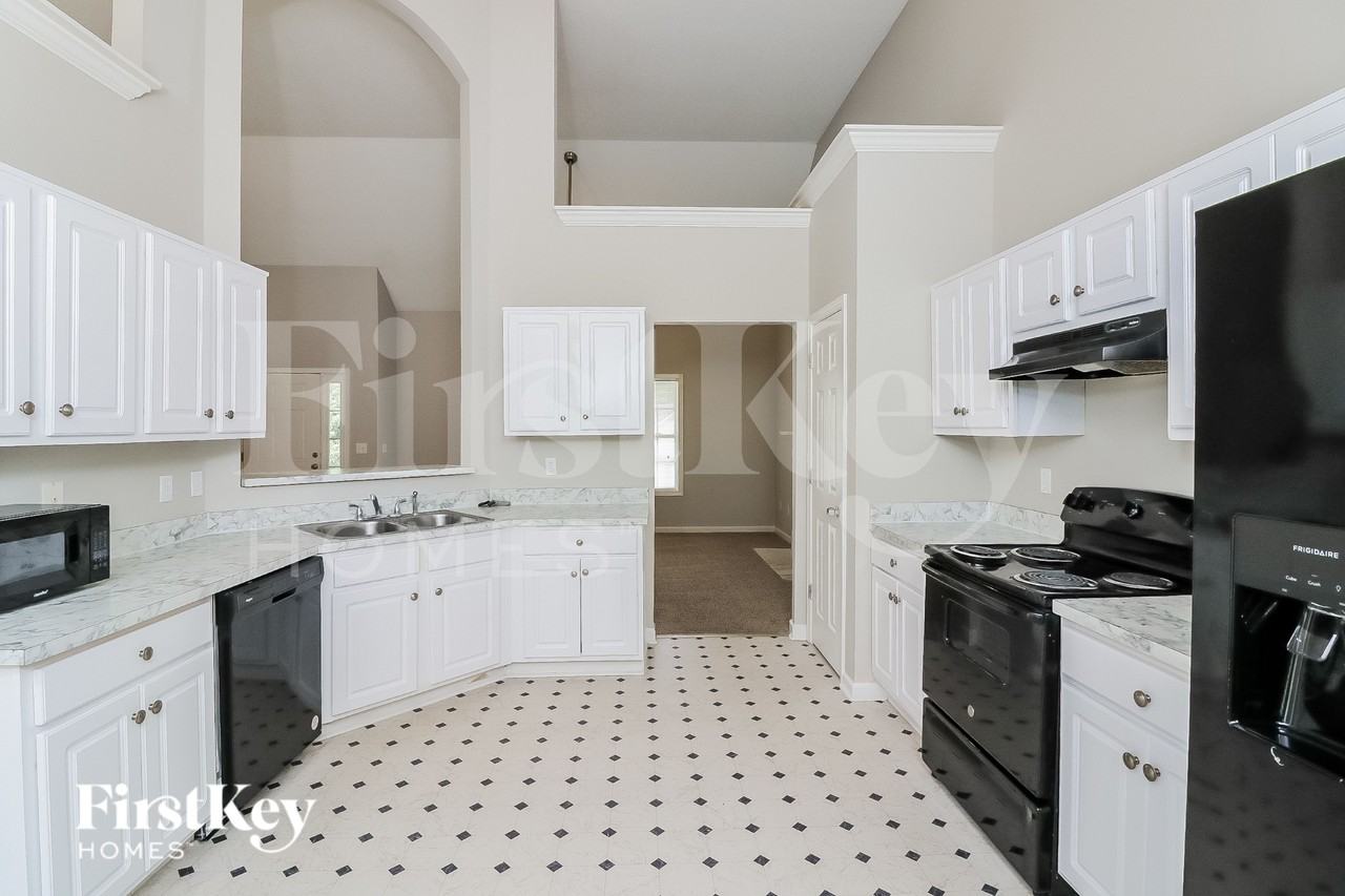 5734 Newnan Cir - Photo 7 of 16