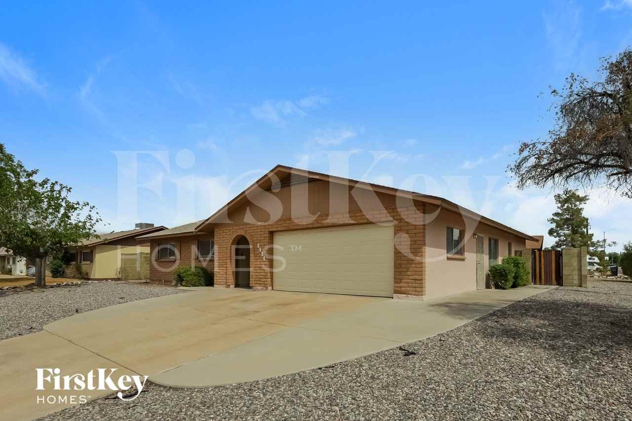 4702 W Paradise Ln - Photo 3 of 16