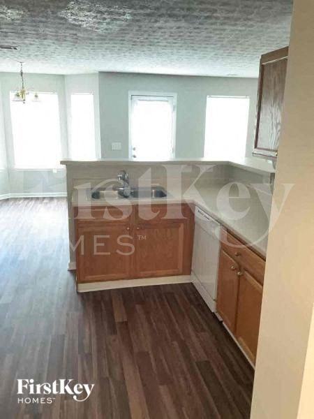 3602 Coveside Ct - Photo 5 of 10