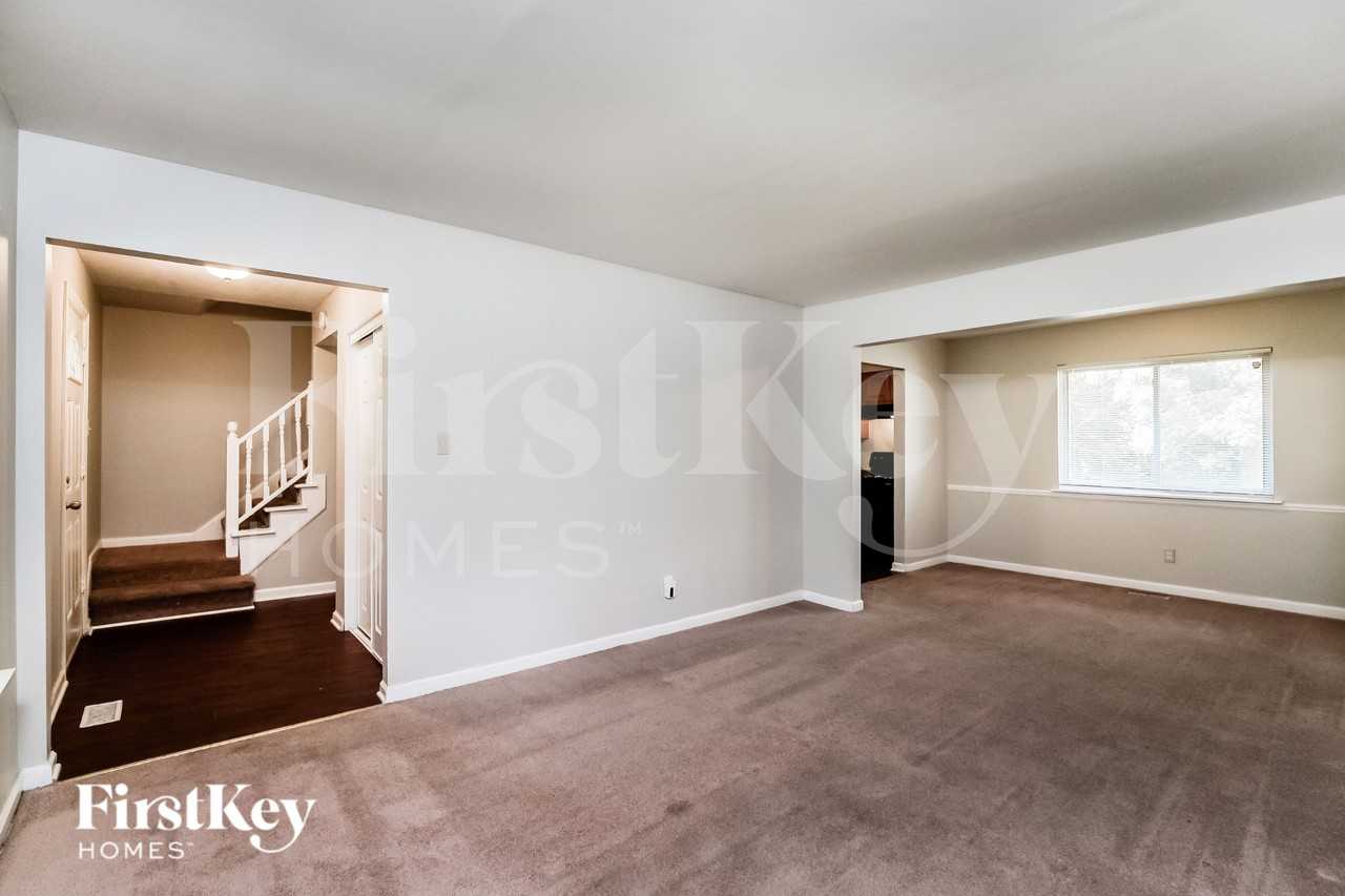 3262 Eastbrooke Ct - Photo 4 of 16