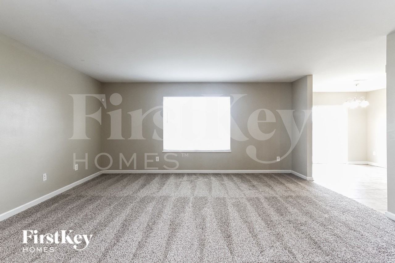 2634 Lullwater Ln - Photo 2 of 15