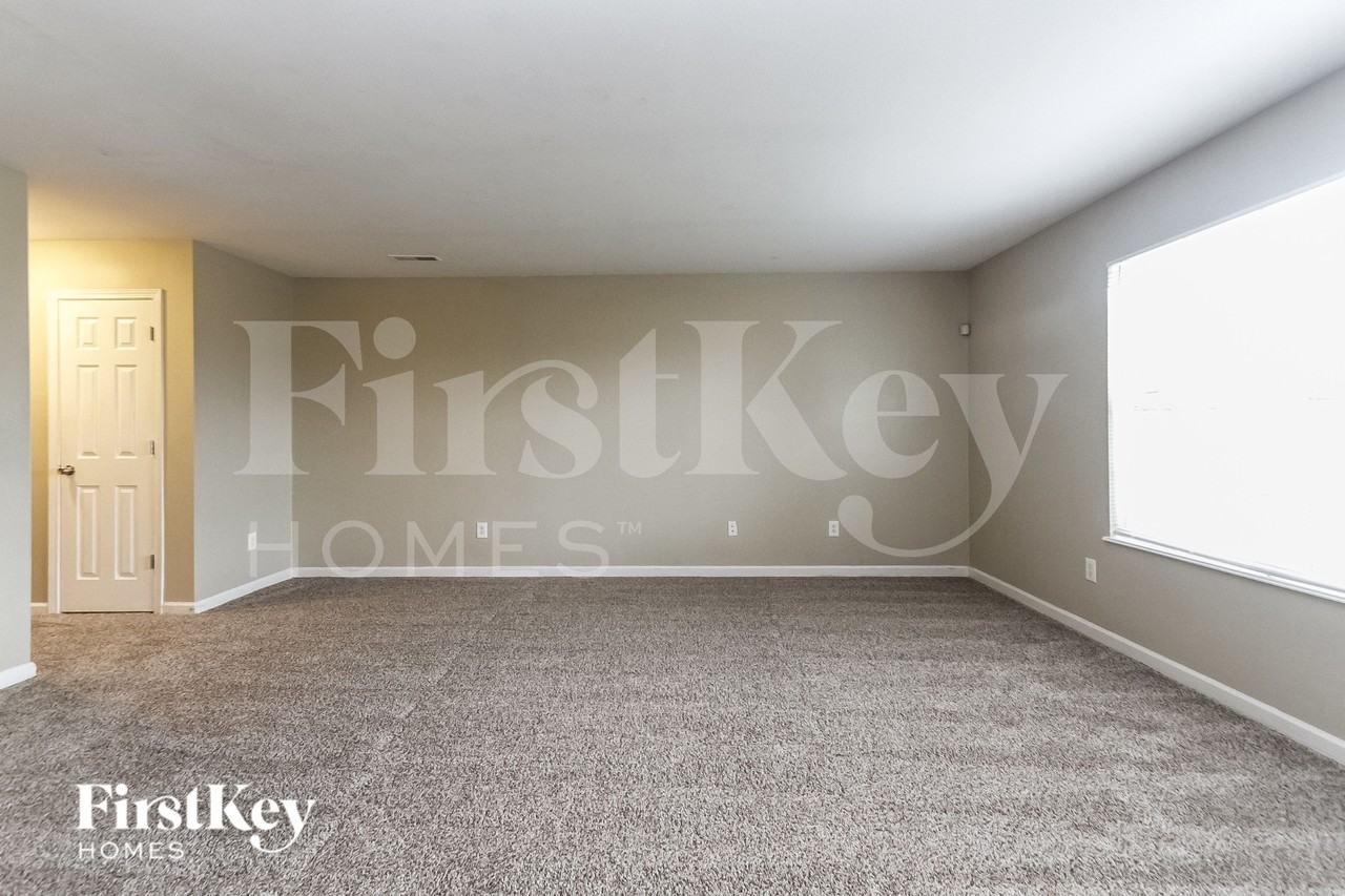 2634 Lullwater Ln - Photo 3 of 15