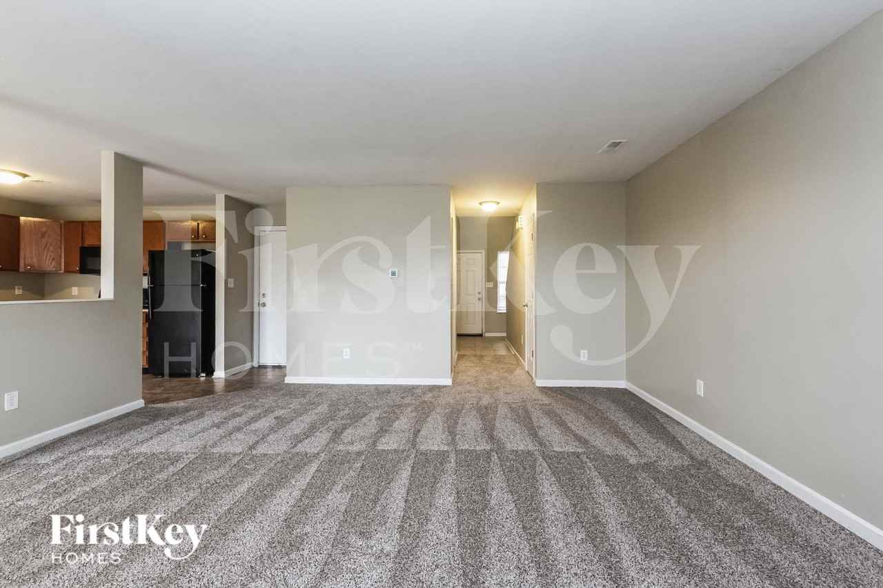 2634 Lullwater Ln - Photo 4 of 15