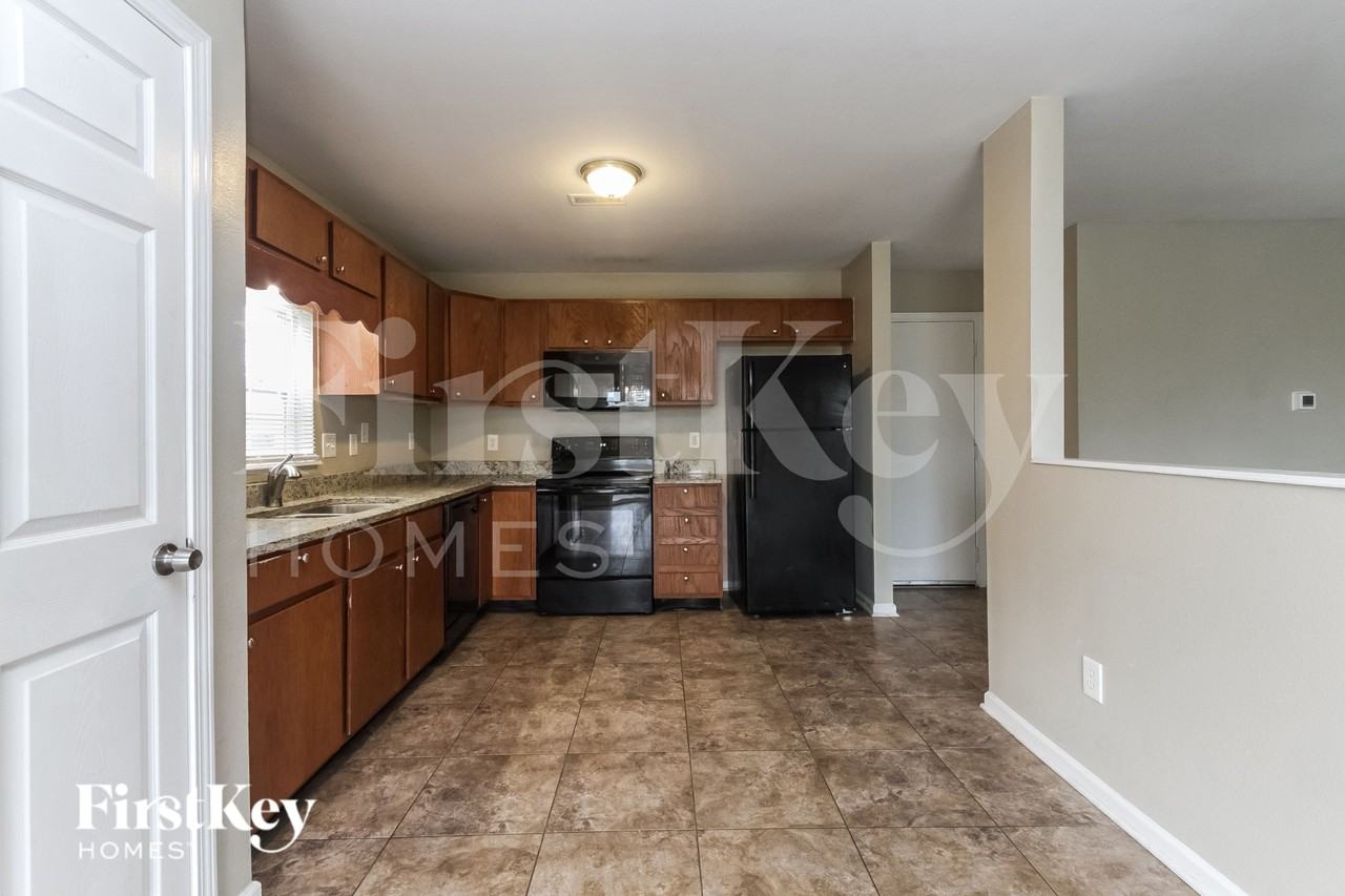 2634 Lullwater Ln - Photo 5 of 15