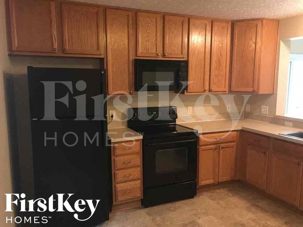 2420 Ashpoint St - Photo 6 of 24