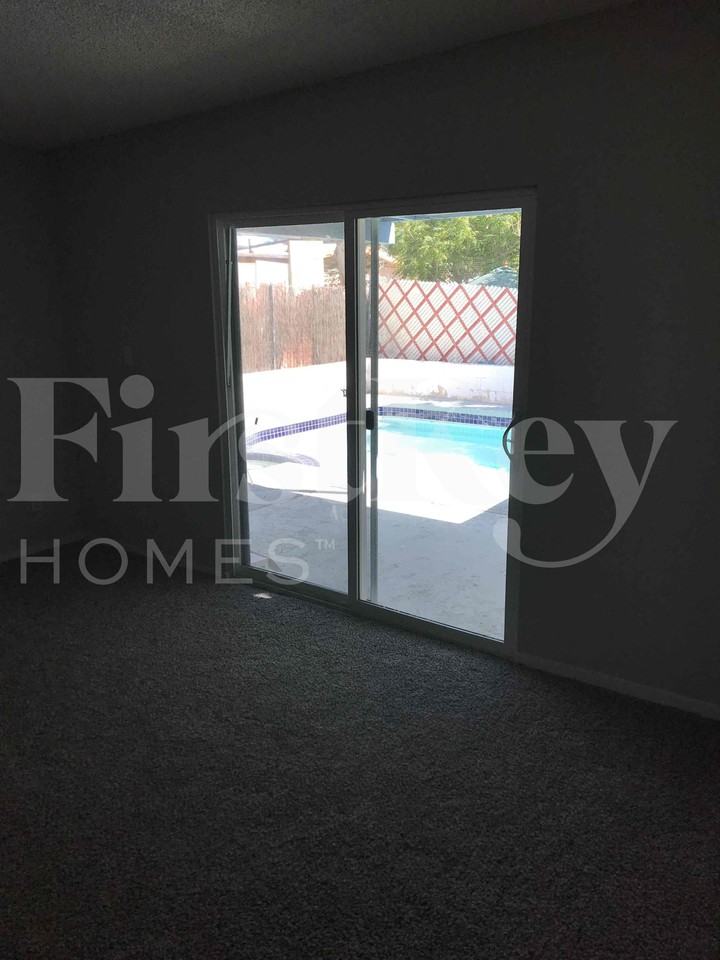 1810 Renada Cir - Photo 3 of 33