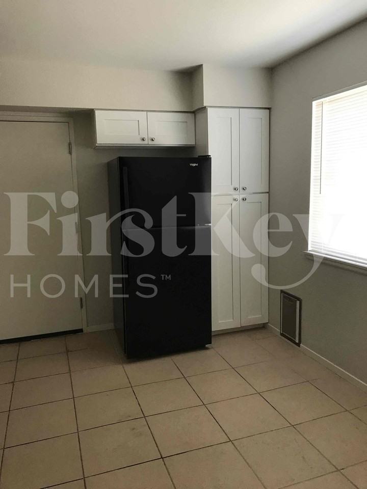 1810 Renada Cir - Photo 5 of 33