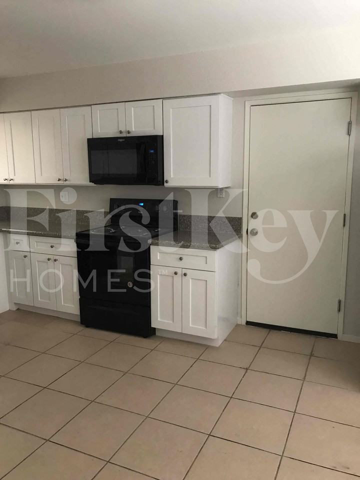 1810 Renada Cir - Photo 6 of 33