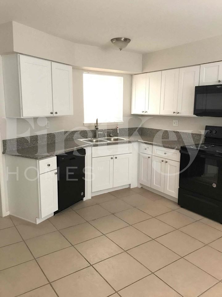 1810 Renada Cir - Photo 7 of 33