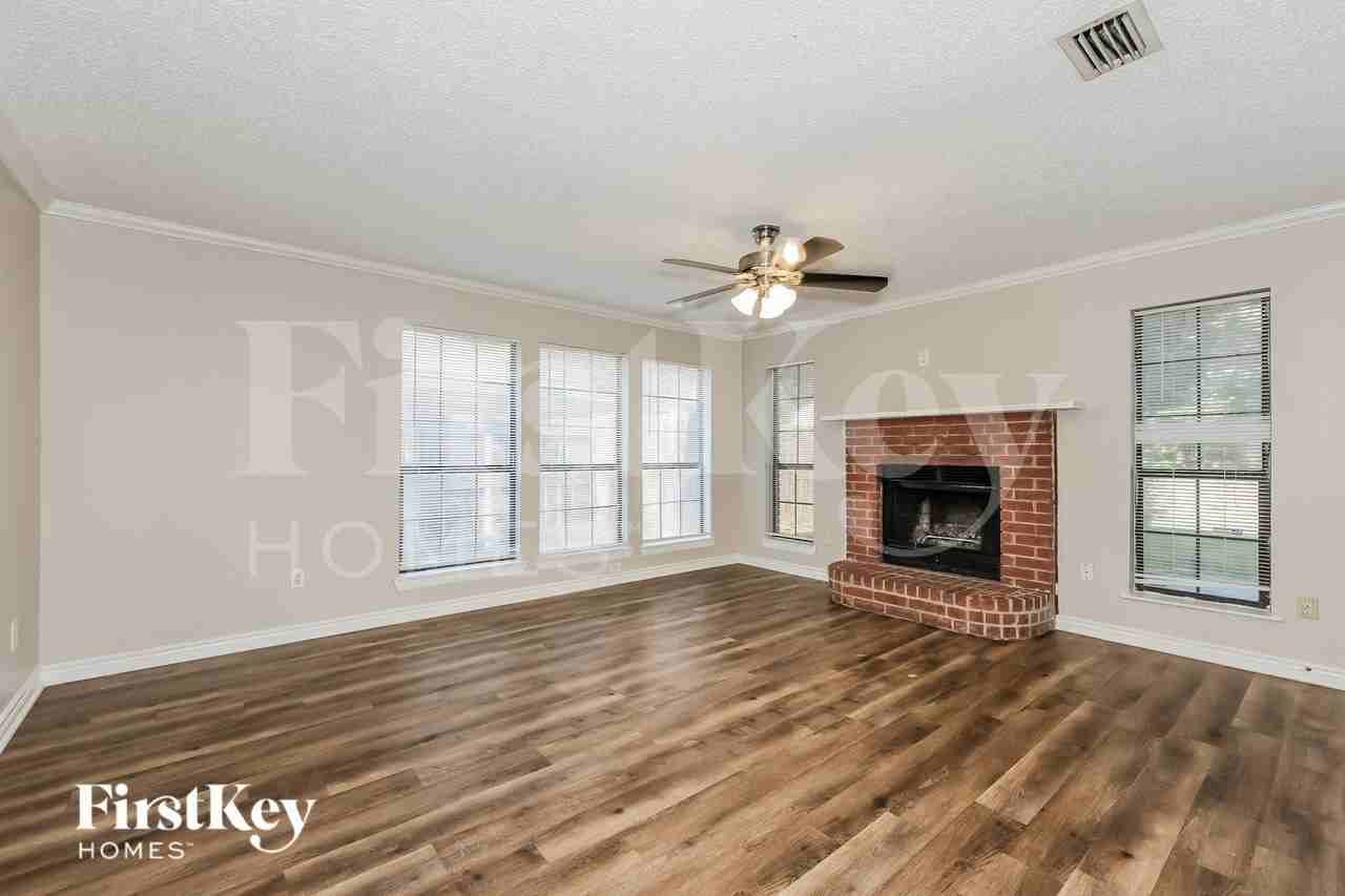 1523 Stratford Dr - Photo 2 of 16