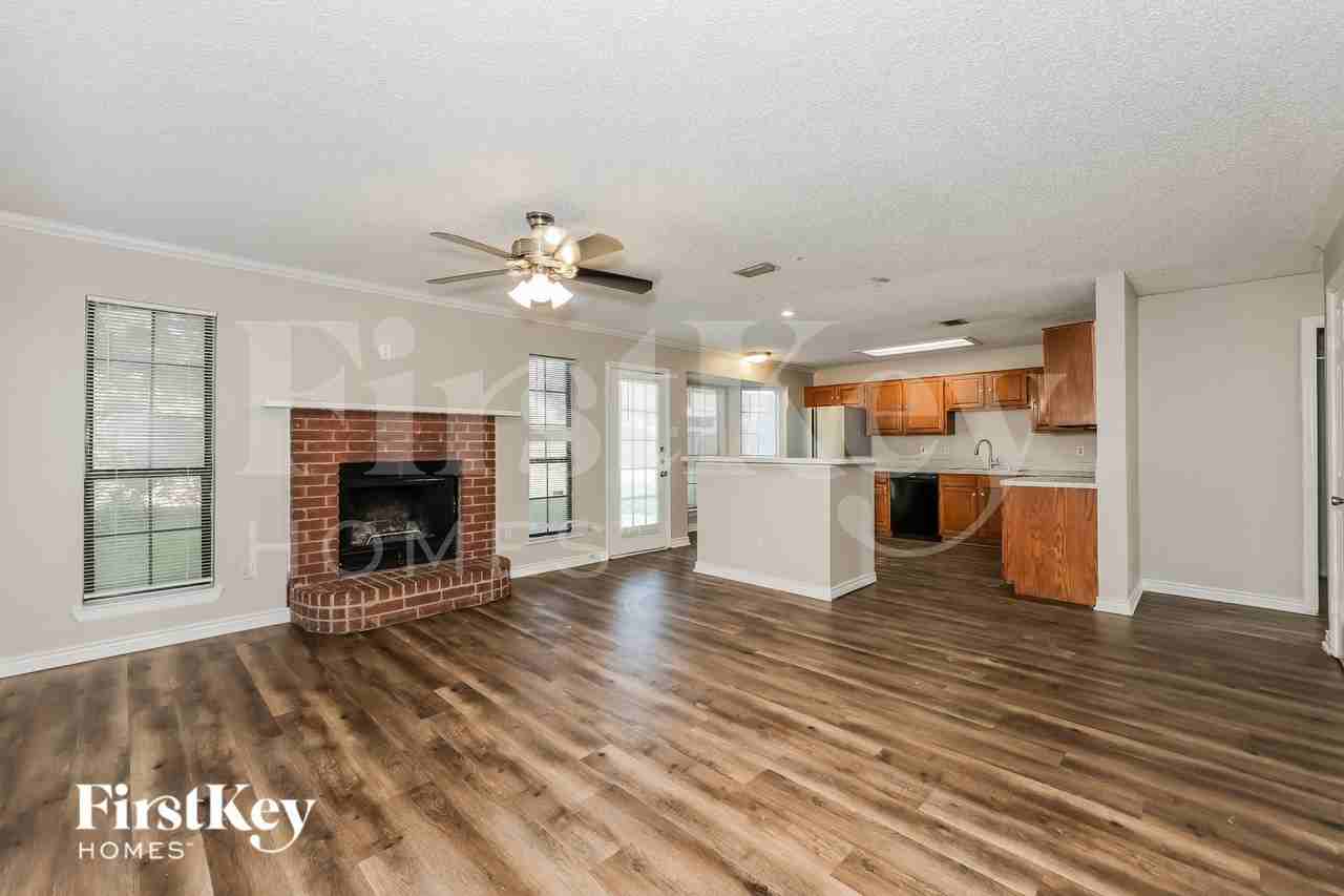 1523 Stratford Dr - Photo 3 of 16