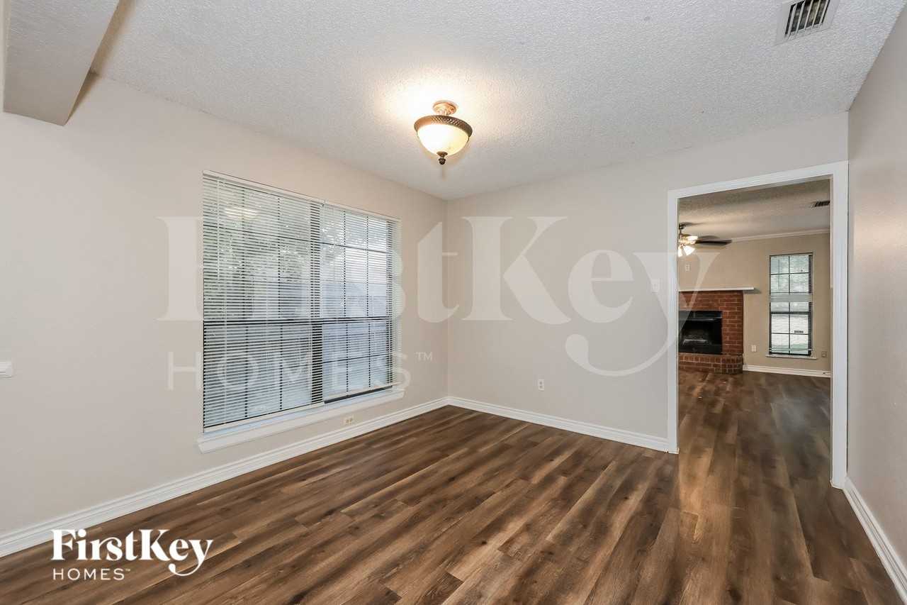 1523 Stratford Dr - Photo 4 of 16