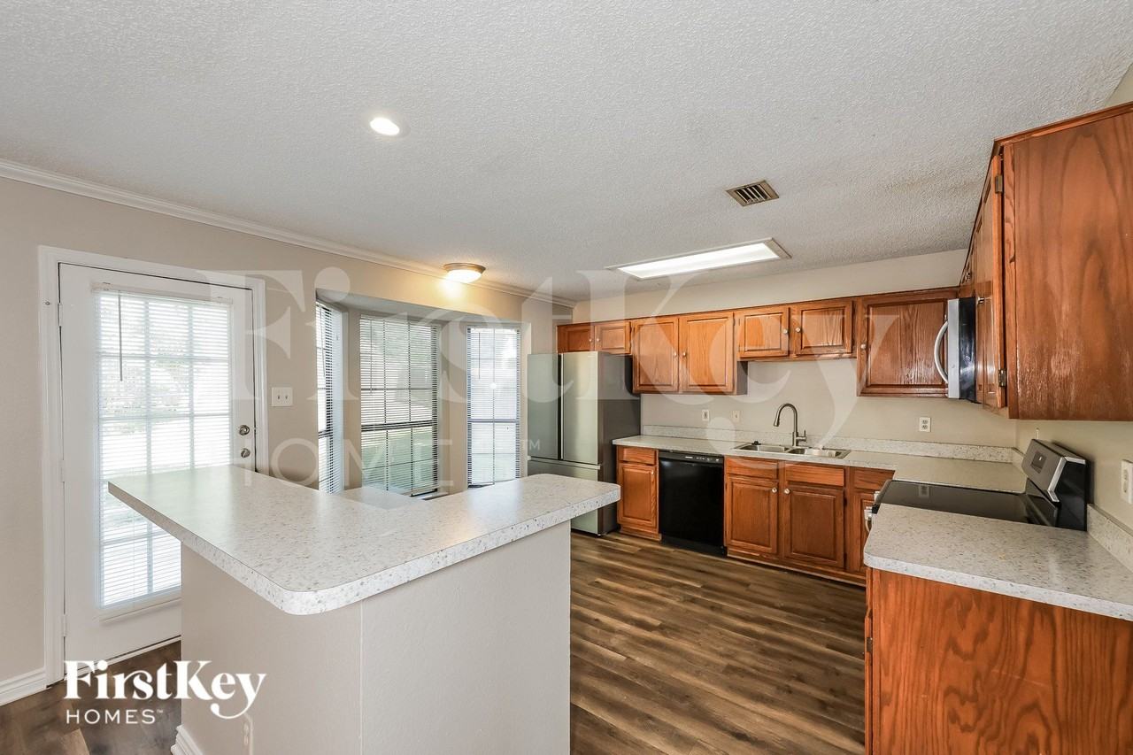 1523 Stratford Dr - Photo 5 of 16