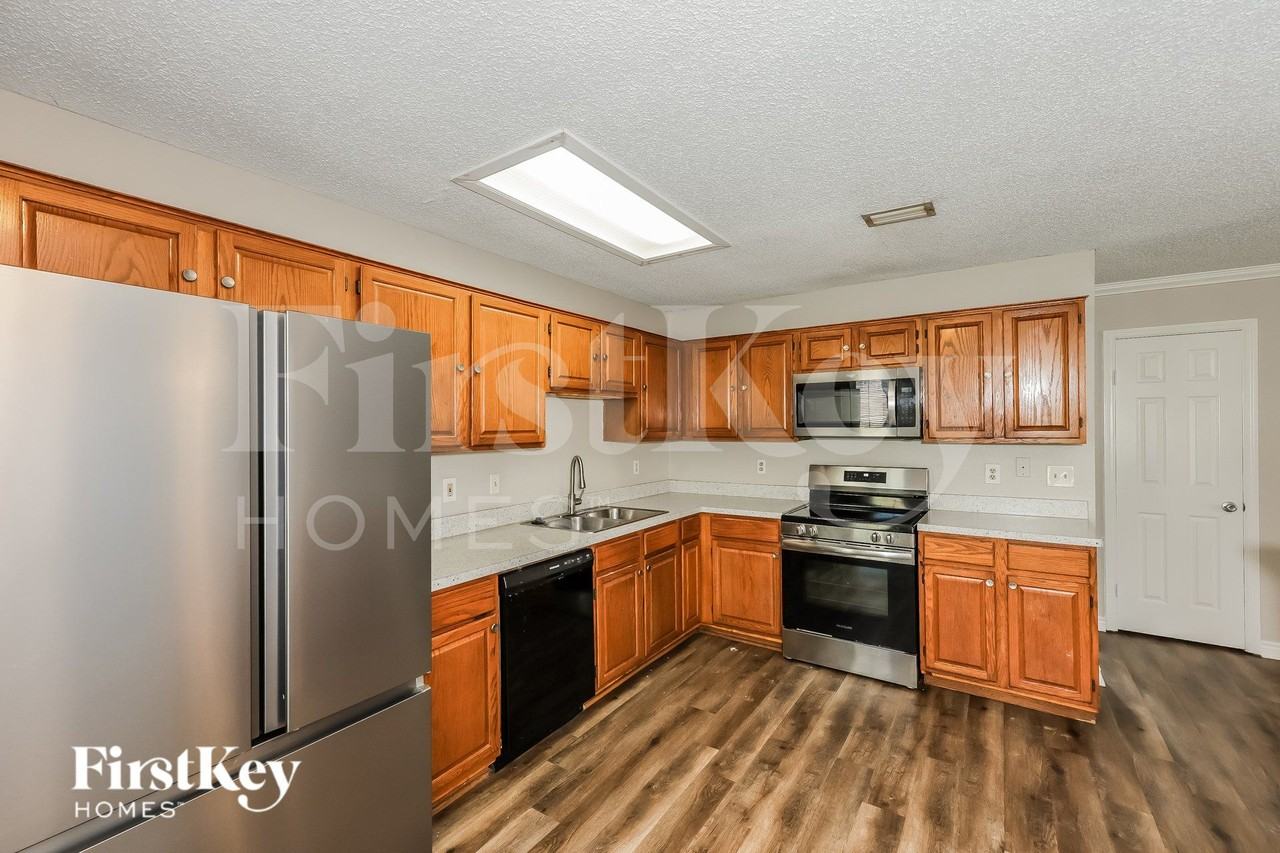 1523 Stratford Dr - Photo 6 of 16