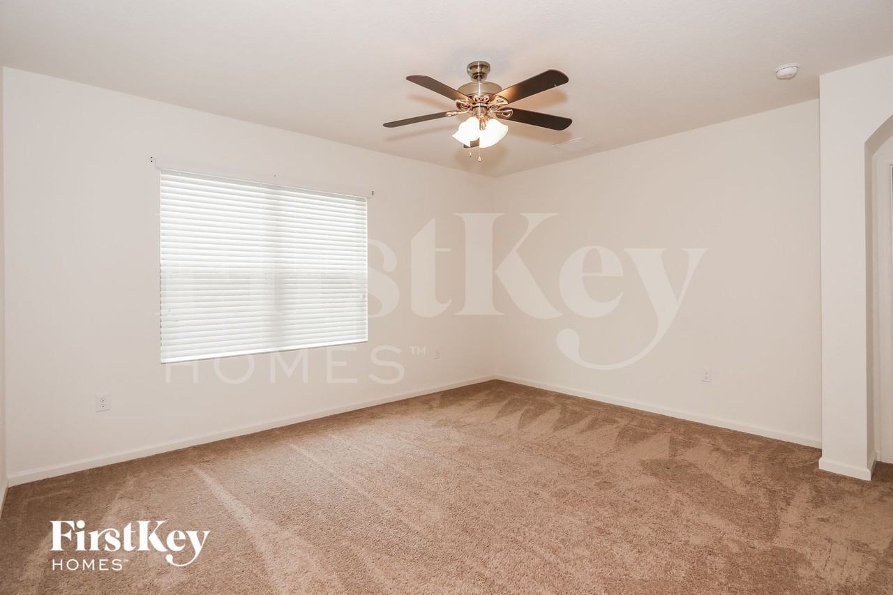 1053 Sw Canary Ter - Photo 2 of 15