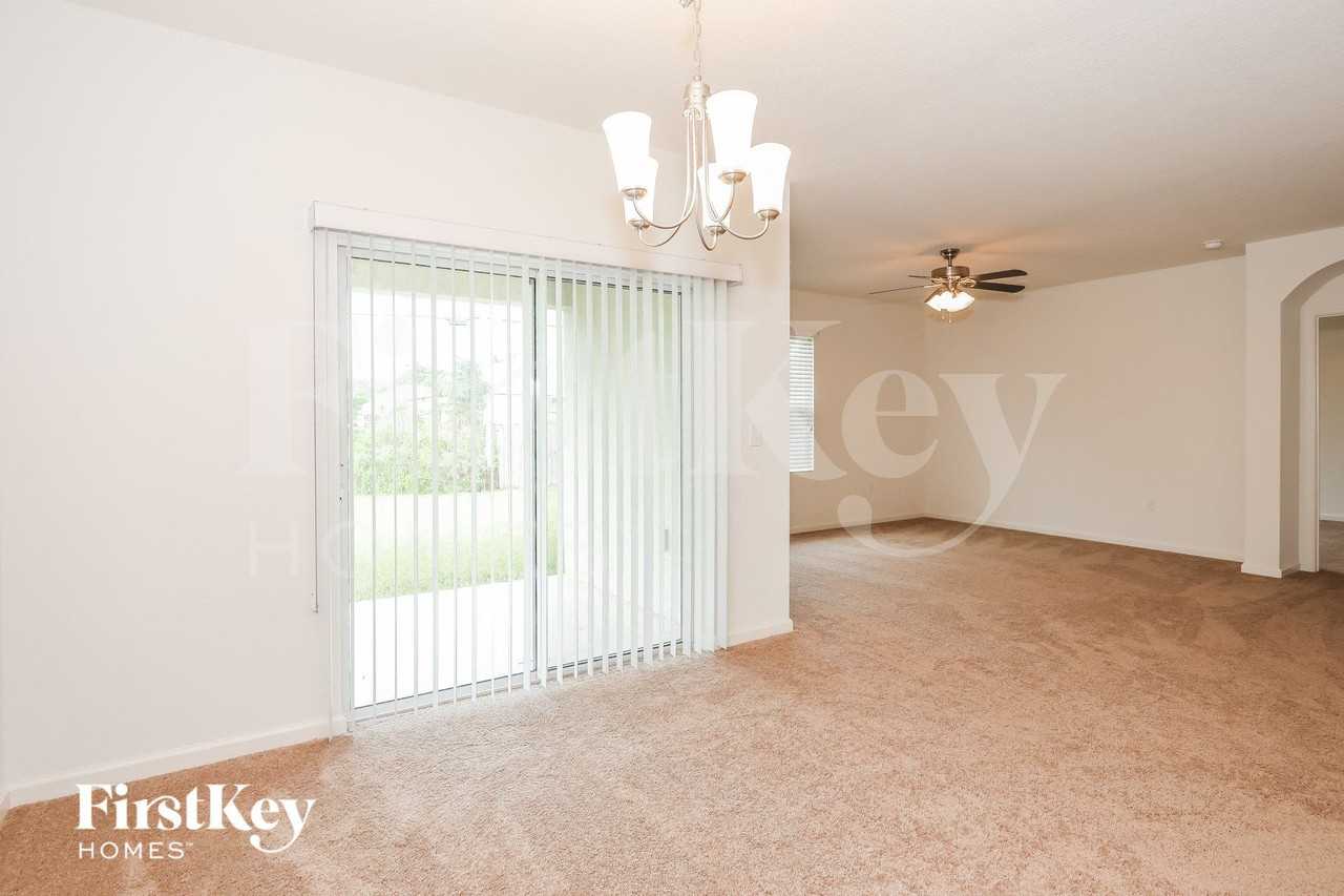 1053 Sw Canary Ter - Photo 4 of 15