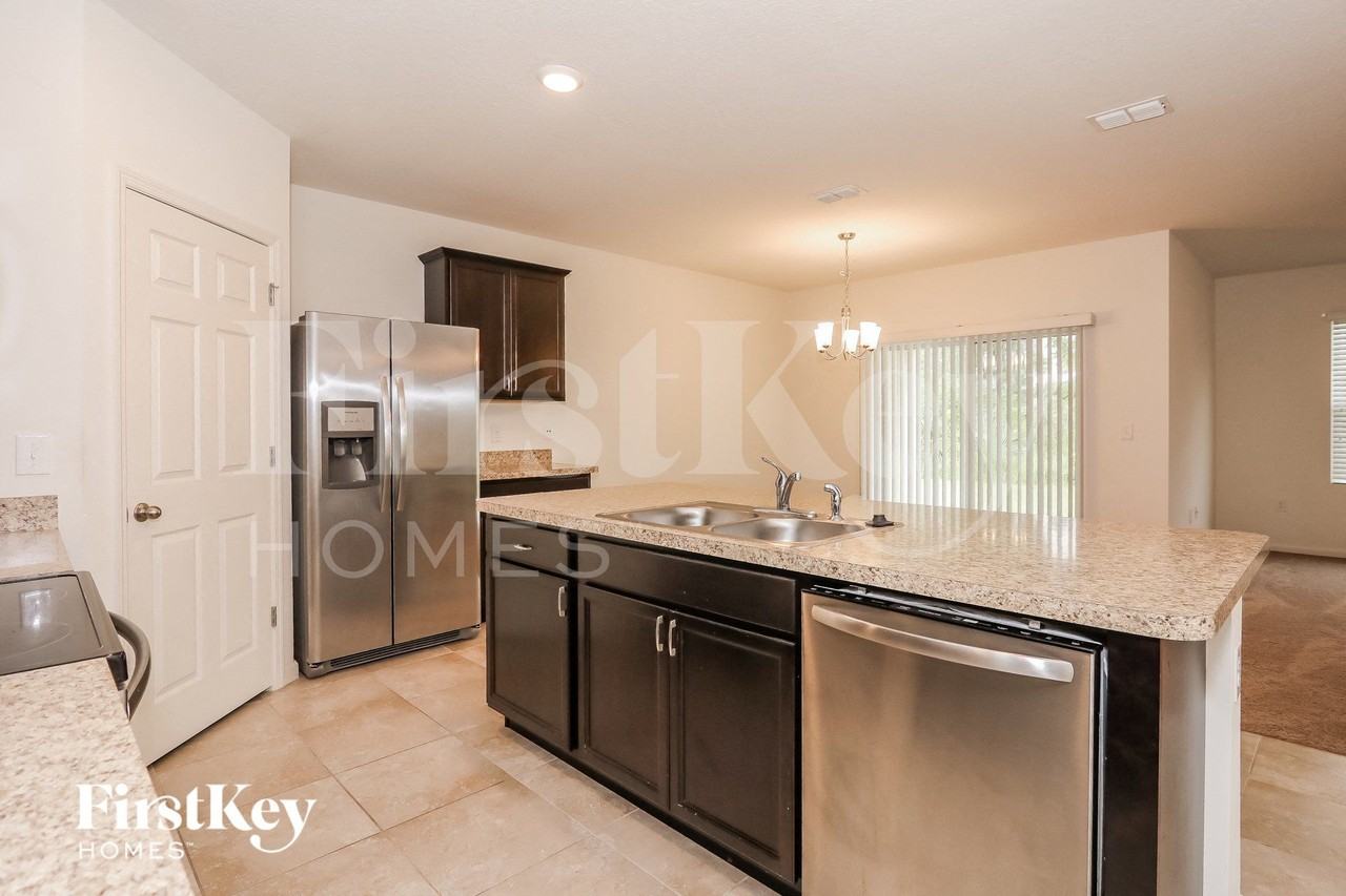 1053 Sw Canary Ter - Photo 5 of 15