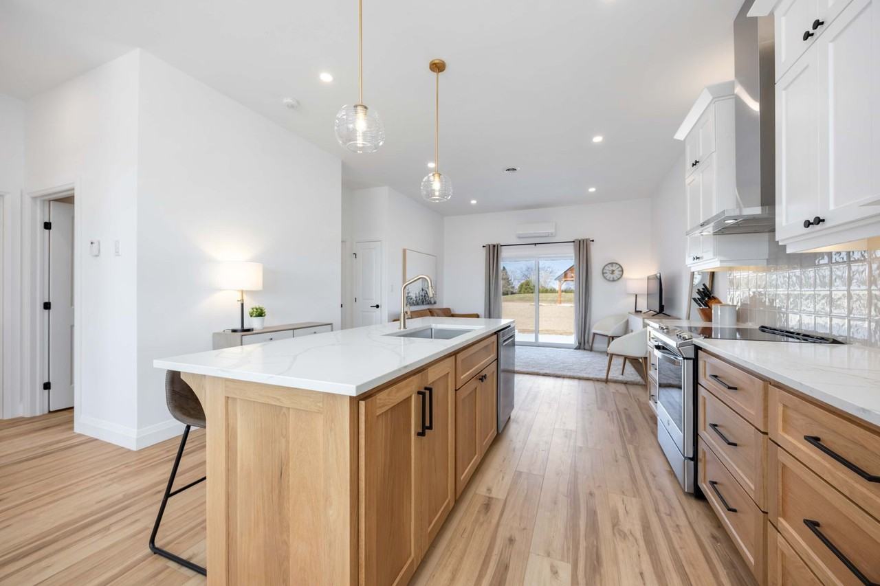 6320 Lakeshore Rd - Photo 3 of 33