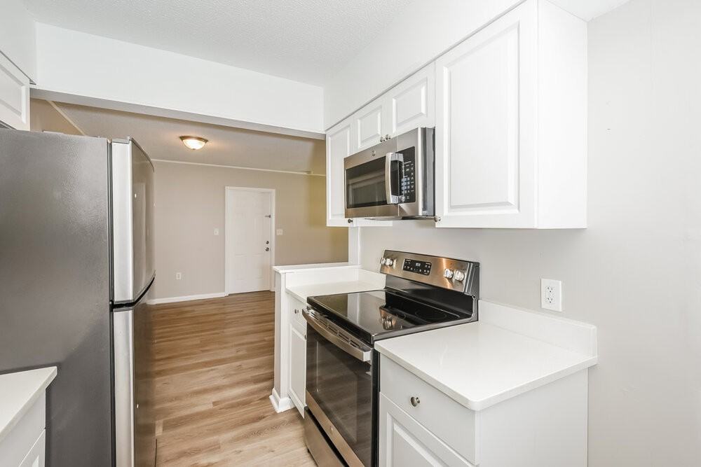 923 N Grove St - Photo 7 of 16