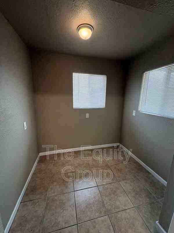 1819 N 10th Ave - Photo 5 of 13