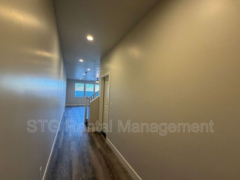 1048 Sw - Photo 2 of 32