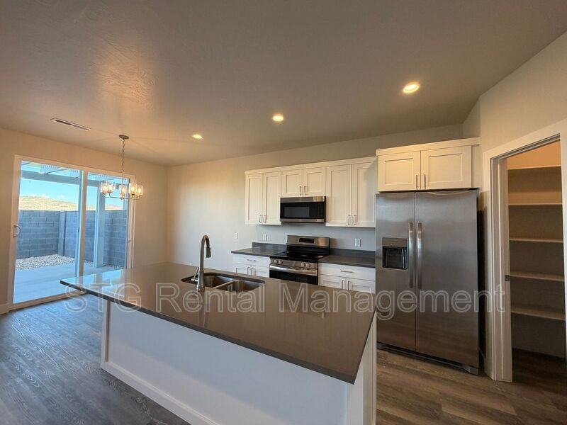 1048 Sw - Photo 5 of 32