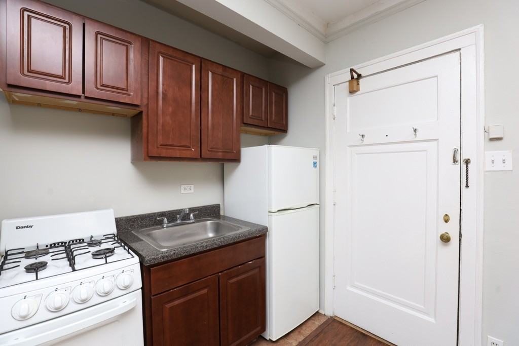 4546 N Damen Ave #215 - Photo 2 of 17